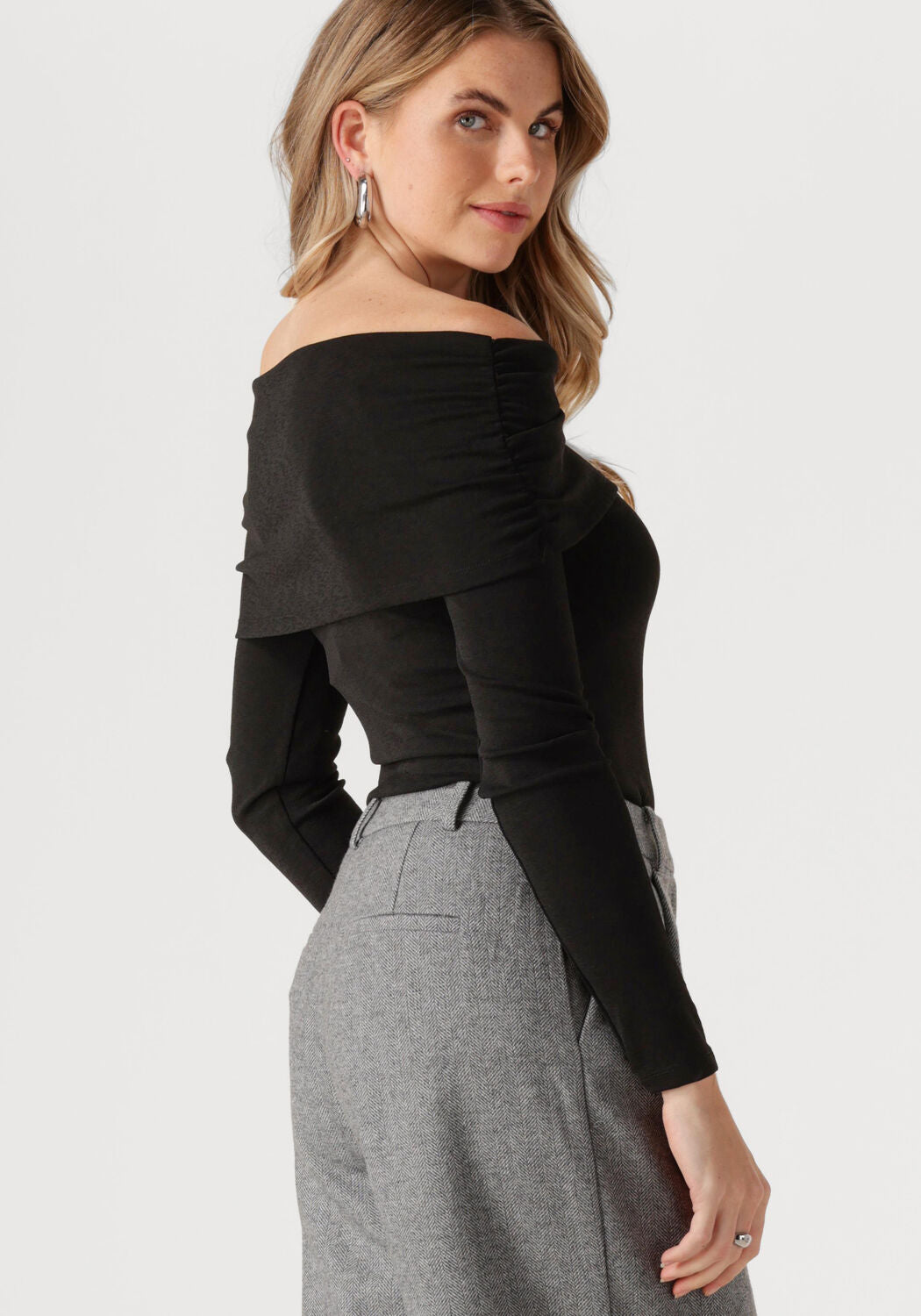 zwart off-shoulder top