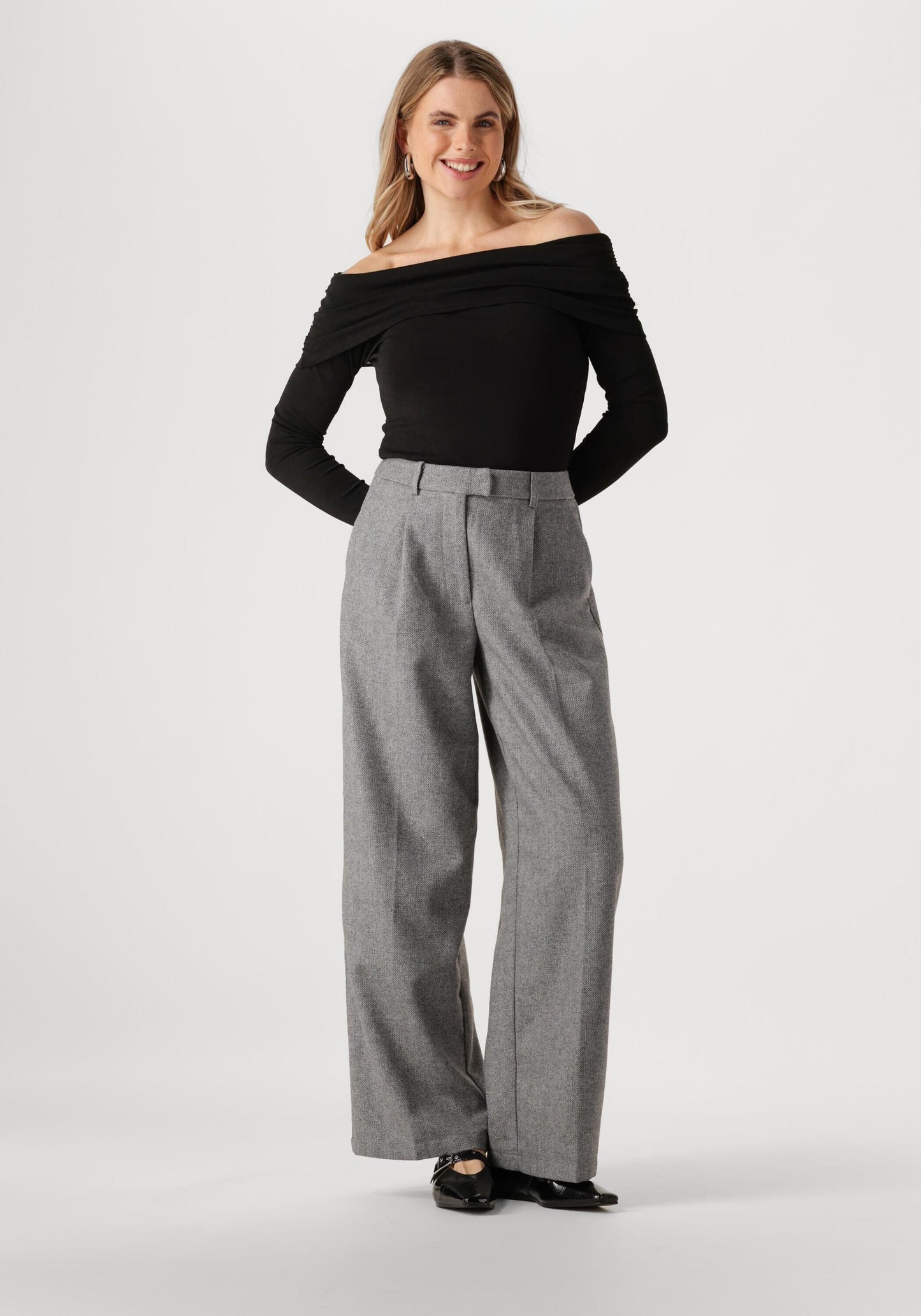 zwart off-shoulder top